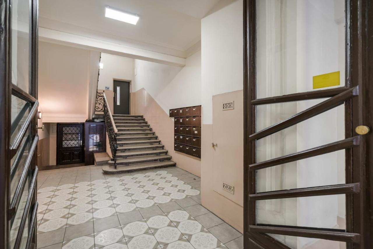 Bpr R20 Studio Home With A/C Budapest Bagian luar foto